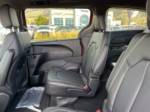 New 2026 Chrysler Pacifica Select image 17