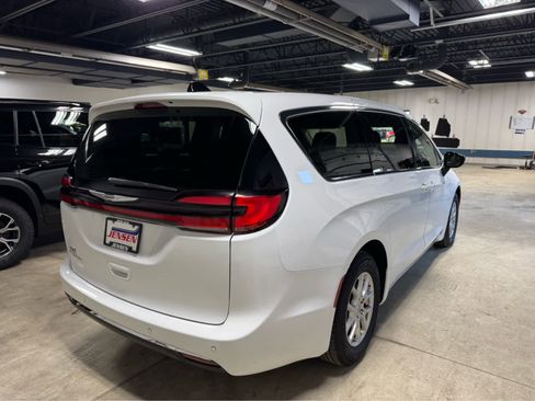 Used 2024 Chrysler Pacifica Touring-L image 4