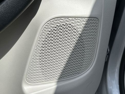 Used 2023 Chrysler Pacifica Touring-L image 37