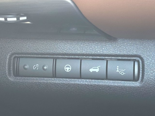 Certified 2024 Nissan Pathfinder Platinum w/ Lighting Package (N93) FWD image 32