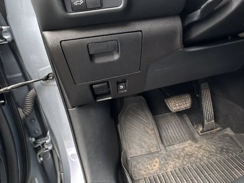 Used 2021 Toyota Highlander XLE AWD/4WD image 12