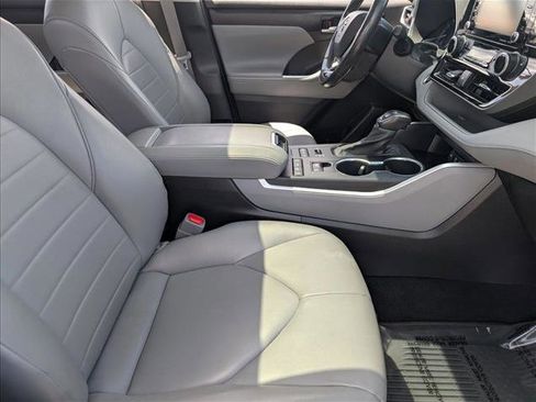 Used 2021 Toyota Highlander XLE AWD/4WD image 22