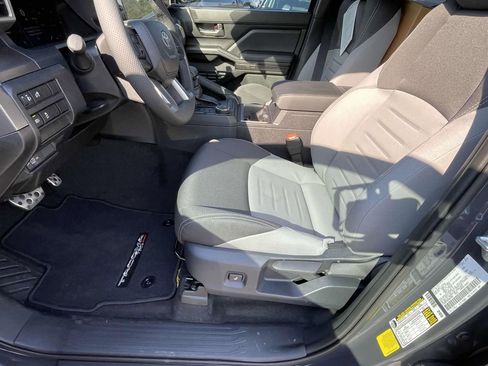 Used 2025 Toyota Tacoma TRD Sport image 15