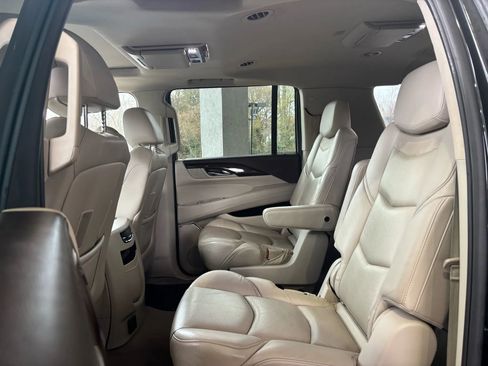 Used 2017 Cadillac Escalade ESV Luxury image 21