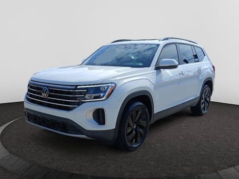 Used 2025 Volkswagen Atlas SE w/ Panoramic Sunroof Package FWD image 3
