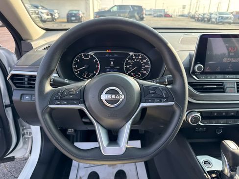 Used 2025 Nissan Altima 2.5 SV FWD image 14