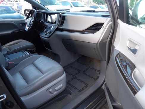 Used 2016 Toyota Sienna XLE w/ XLE Navigation Package FWD image 11