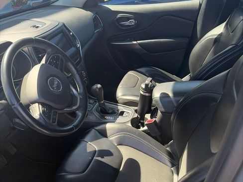 Used 2019 Jeep Cherokee Latitude Plus AWD/4WD image 8