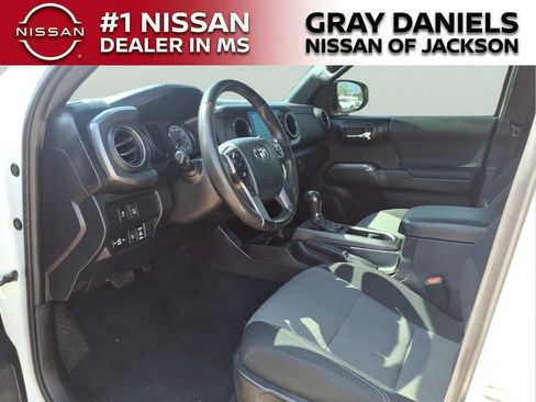 Used 2020 Toyota Tacoma TRD Off-Road w/ Advanced Technology Package AWD/4WD image 11