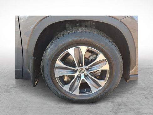 Used 2022 Toyota Highlander XLE image 9