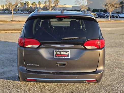 Used 2019 Chrysler Pacifica Touring-L image 3