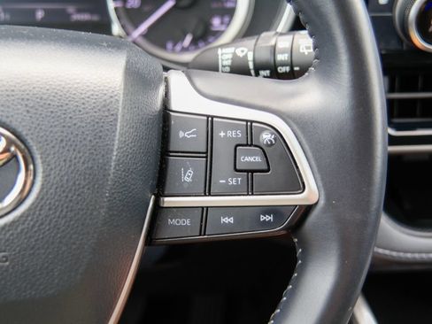 Used 2023 Toyota Highlander XLE FWD image 17
