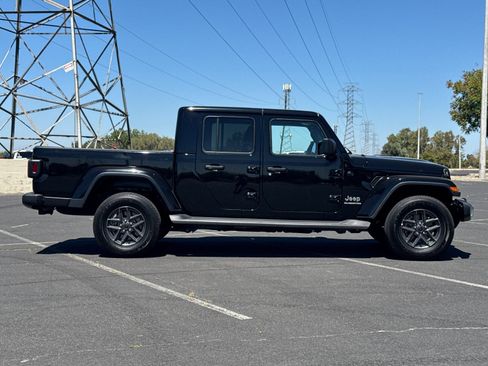 Used 2021 Jeep Gladiator Overland AWD/4WD image 3