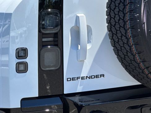 New 2026 Land Rover Defender 110 X-Dynamic SE AWD/4WD image 22
