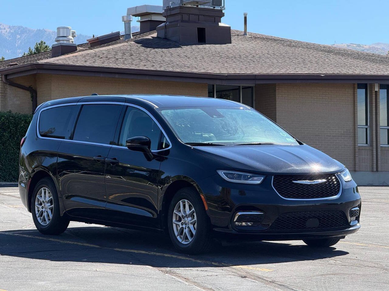 Used 2024 Chrysler Pacifica Touring-L FWD image 7