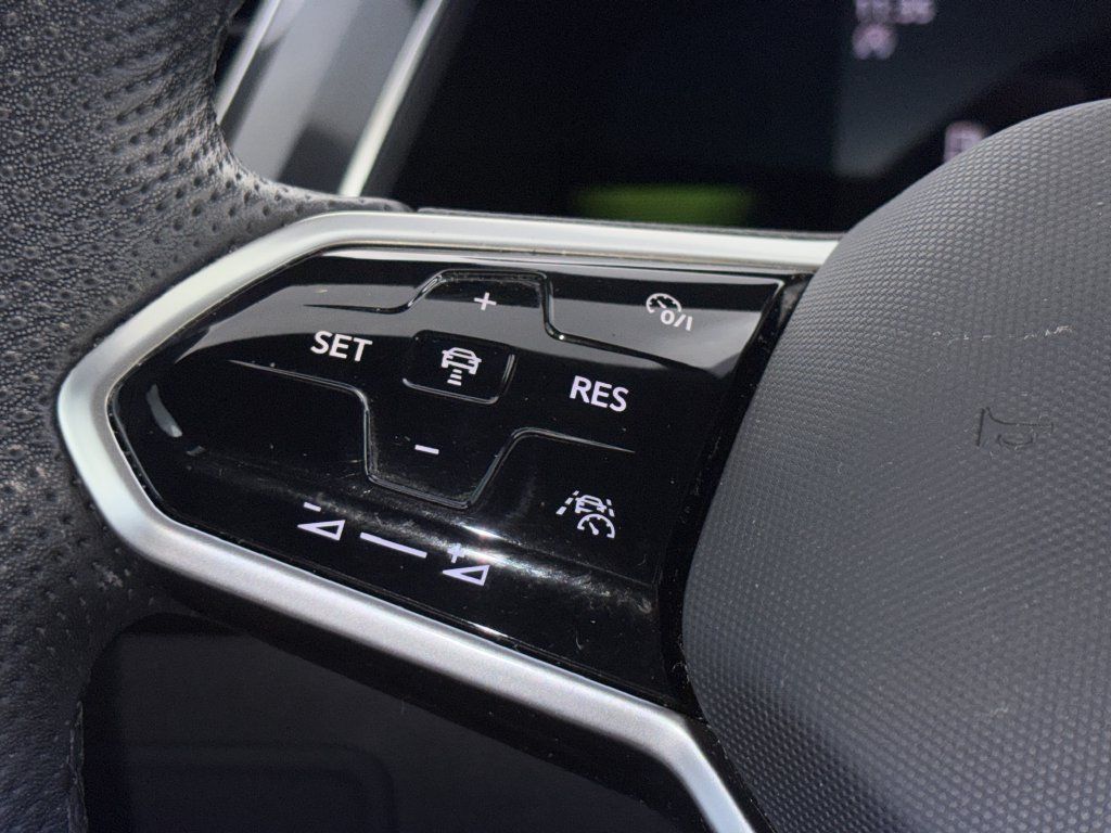 Used 2023 Volkswagen Tiguan SE R-Line FWD image 6