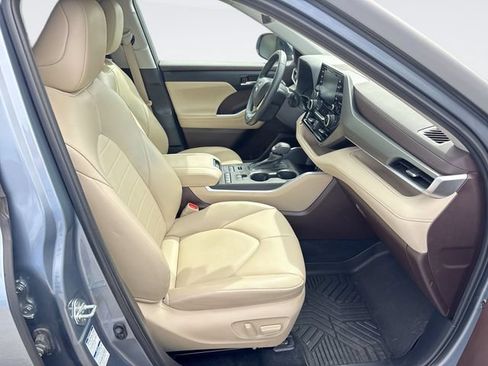 Used 2022 Toyota Highlander XLE AWD/4WD image 26