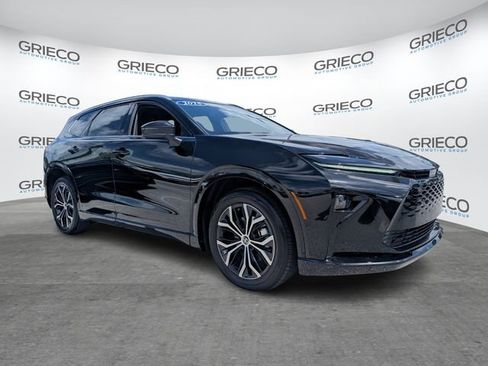 Used 2025 Toyota Crown Signia XLE image 1