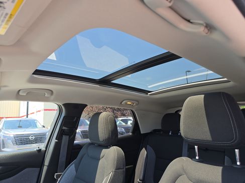 Used 2024 Chevrolet TrailBlazer LT w/ Convenience Package FWD image 5