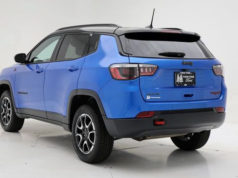 Used 2025 Jeep Compass Trailhawk AWD/4WD image 6