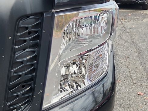 Used 2017 Nissan Titan S image 9