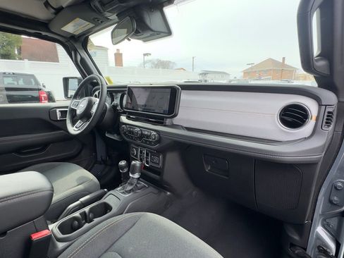 Used 2025 Jeep Wrangler Unlimited Sahara w/ Safety Group image 18