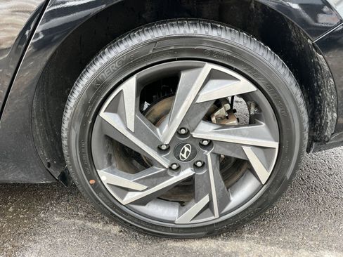Used 2025 Hyundai Elantra Limited image 32