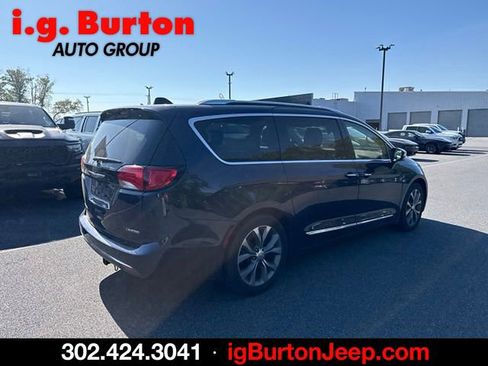 Used 2019 Chrysler Pacifica Limited w/ Tire & Wheel Group FWD image 3