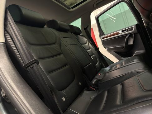 Used 2014 Volkswagen Touareg TDI image 24