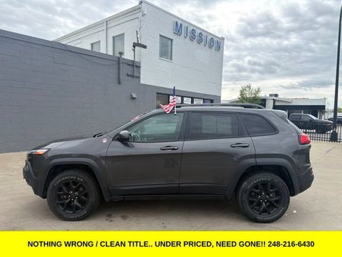 Used 2017 Jeep Cherokee Trailhawk w/ Cold Weather Group AWD/4WD image 4