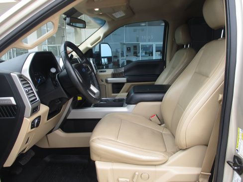 Used 2017 Ford F250 Lariat w/ Lariat Value Package image 4