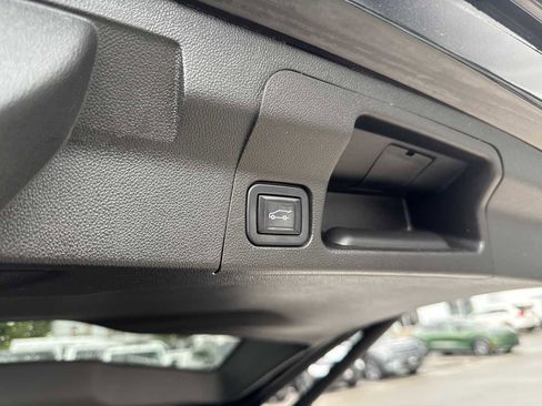 Used 2022 GMC Acadia SLT w/ Elevation Edition image 12