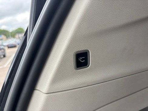 Used 2023 Chrysler Pacifica Touring-L FWD image 17