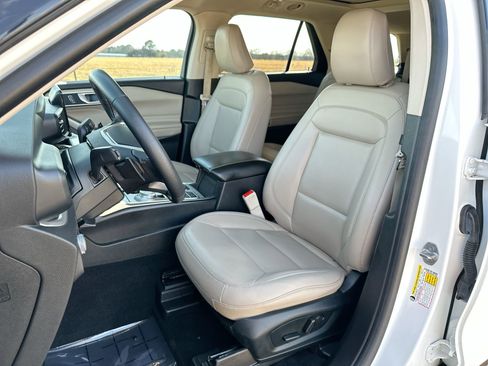 Used 2021 Ford Explorer XLT w/ Equipment Group 202A image 11