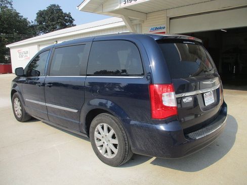 Used 2014 Chrysler Town & Country Touring FWD image 14
