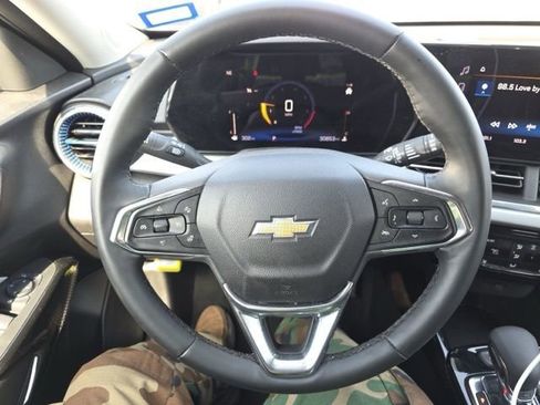 Used 2025 Chevrolet Trax LT w/ LT Convenience Package image 16
