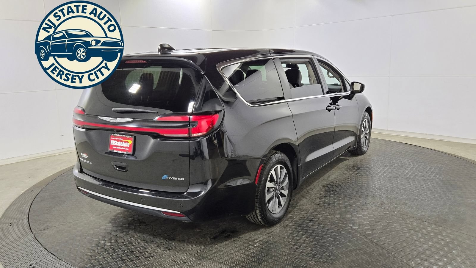 Used 2024 Chrysler Pacifica Limited FWD image 7
