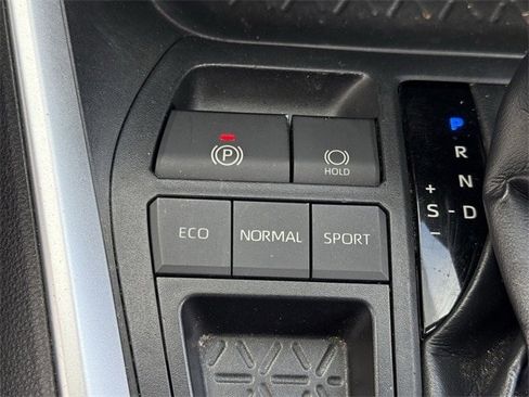 Used 2019 Toyota RAV4 LE w/ Carpet Mat Package image 21