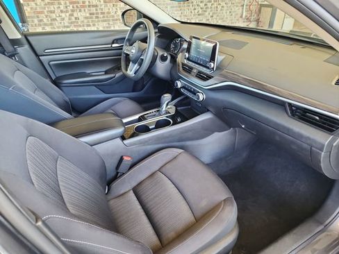 Used 2024 Nissan Altima 2.5 SV FWD image 12