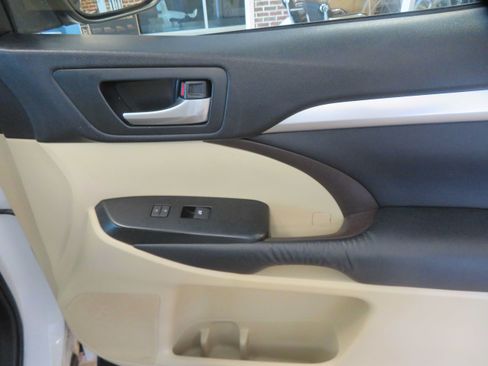 Used 2016 Toyota Highlander XLE FWD image 30