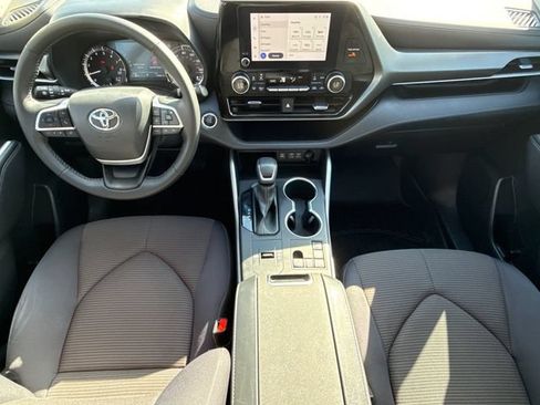 Used 2023 Toyota Highlander LE FWD image 11