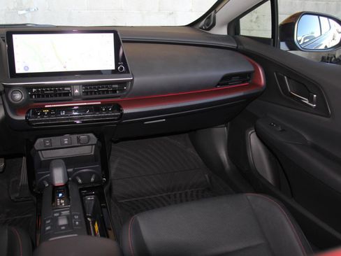 Used 2025 Toyota Prius Plug-In Hybrid image 10