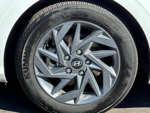 Used 2024 Hyundai Elantra Blue image 31