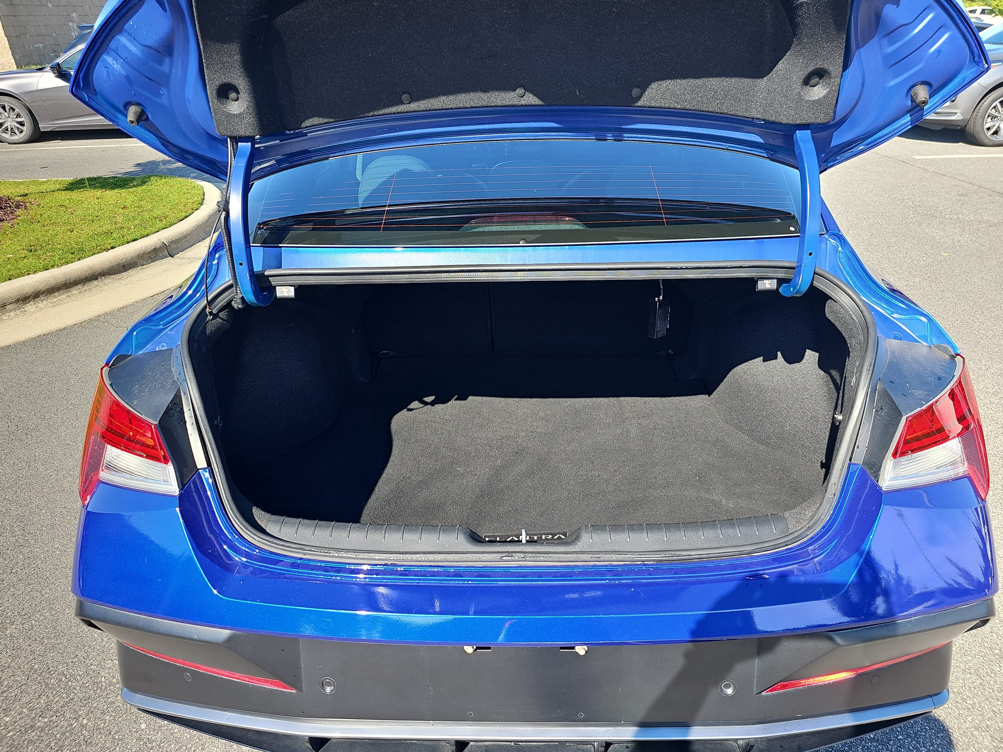 Used 2024 Hyundai Elantra Limited FWD image 13