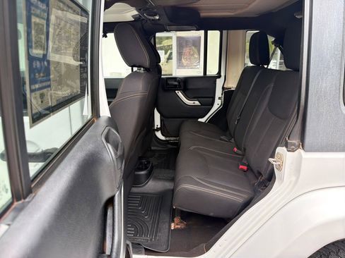 Used 2016 Jeep Wrangler Unlimited Sahara w/ Connectivity Group AWD/4WD image 16