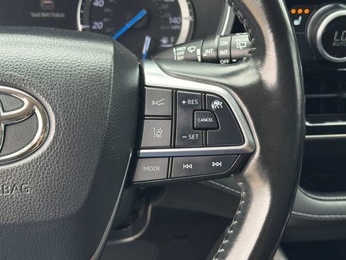Used 2021 Toyota Highlander XLE AWD/4WD image 30