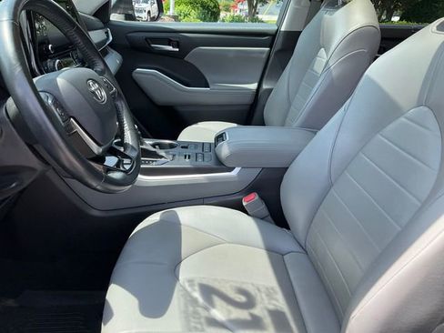 Used 2021 Toyota Highlander XLE AWD/4WD image 5