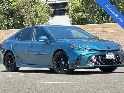 Used 2025 Toyota Camry SE w/ Convenience Package FWD image 2