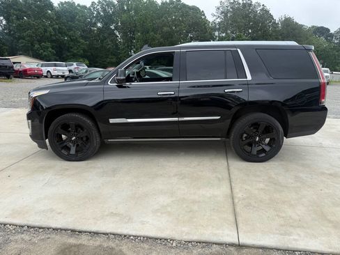 Used 2017 Cadillac Escalade Premium Luxury AWD/4WD image 4