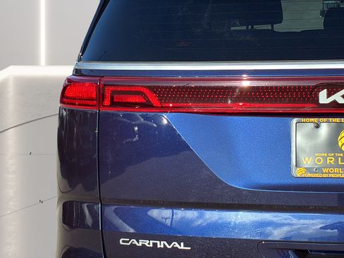 Used 2024 Kia Carnival LX FWD image 31